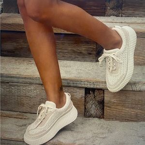 Dolce Vita Dolen Sneakers. Sandstone knit.      Size 8